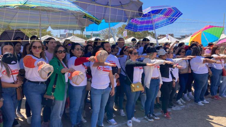 Los asistentes rinden la protesta deportiva.