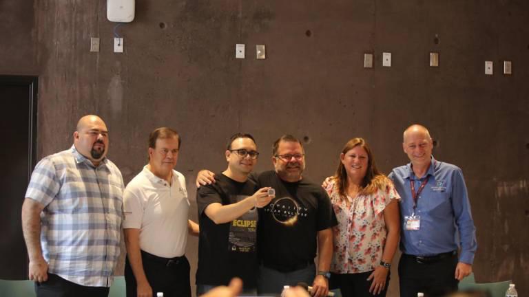 David Esquivel, presidente de la Sociedad Astronómica Mazatleca, muestra la roca lunar que recibió el pasado 6 de diciembre.