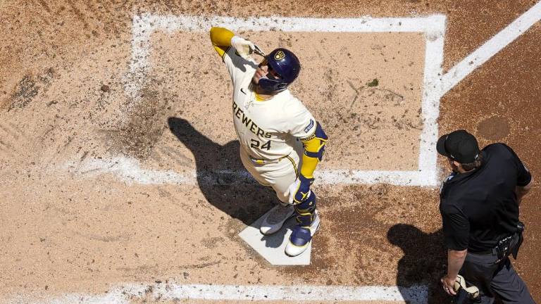 William Contreras remolca tres con jonrón.