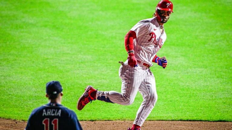 Bryce Harper pega dos jonrones.