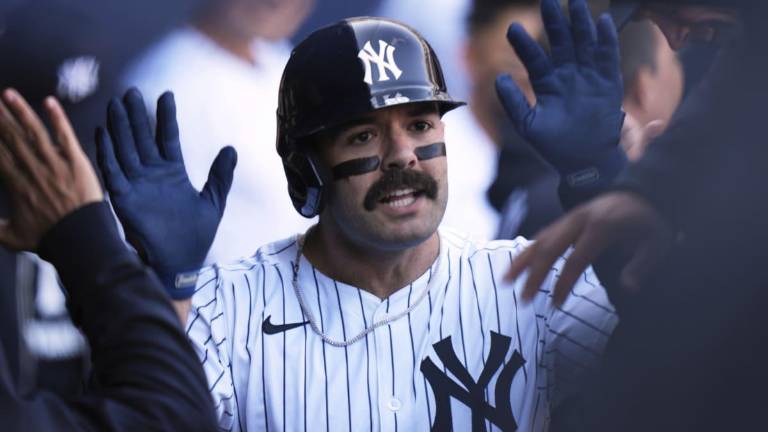 Austin Wells es felicitado por su jonrón.