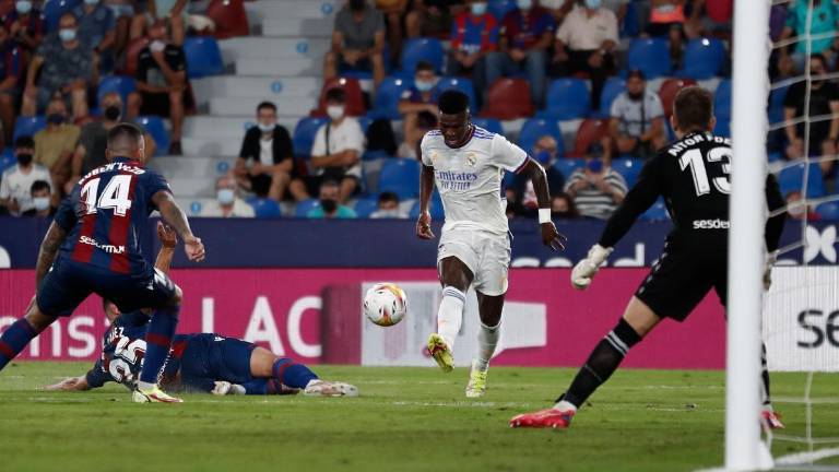 Vinicius marca doblete por Real Madrid.
