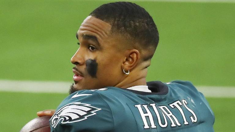 Jalen Hurts usará el número que fue de Carson Wentz.