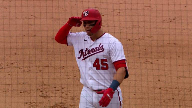 Joey Meneses impulsa la carrera del triunfo.