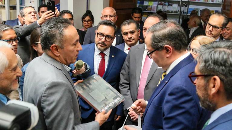Juan Salvador Avilés, director del Isic junto a Leonardo Lomelí Vanegas, rector de la UNAM, durante la inauguración de la 45° FIL del Palacio de Minería.
