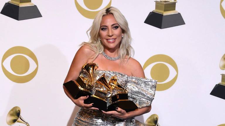 Lady Gaga con sus premios de la gran noche