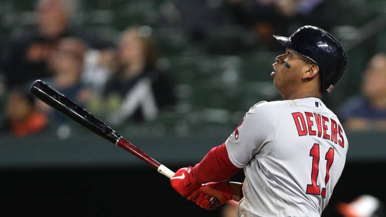 Rafael Devers aportó par de imparables remolcadores para los Medias Rojas.
