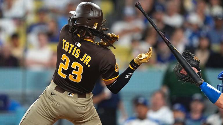 Tatis Jr. es golpeado.