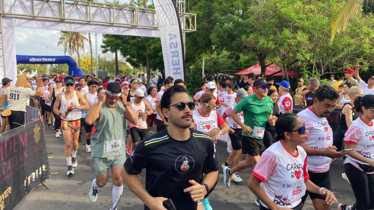 Una multitudinaria participación hubo en la primera Carrera Roja.