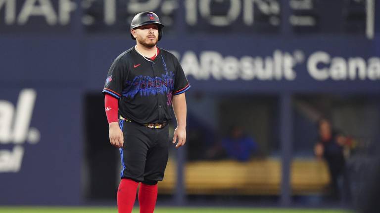 Alejandro Kirk firmó el viernes una noche histórica con jonrón, hit clave y su primera base robada en Grandes Ligas.