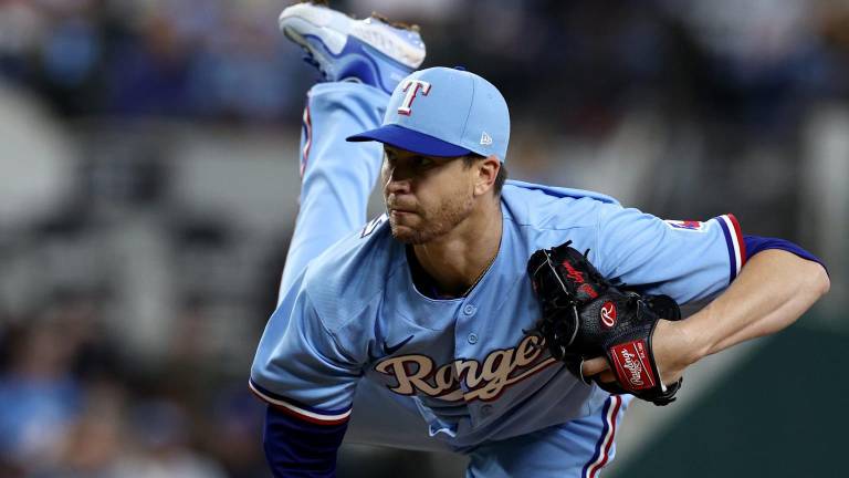 Jacob deGrom va por buen camino en su rehabilitación.