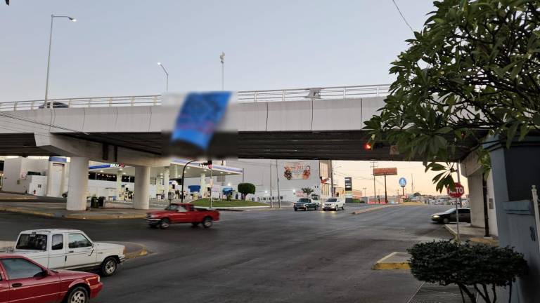 Una de las mantas colocadas en una vialidad de Culiacán.