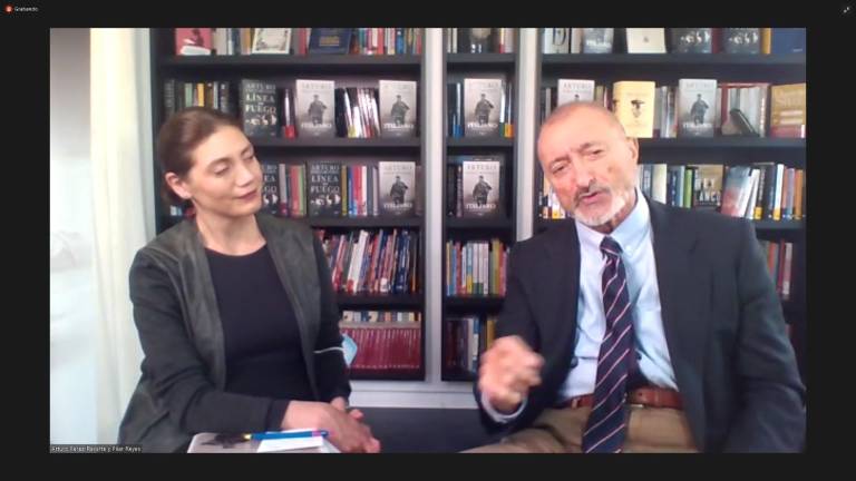 Pilar Reyes, directora editorial de Alfaguara en España, y Arturo Pérez-Reverte.
