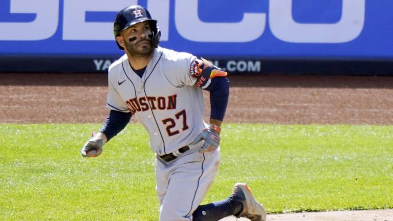 José Altuve conecta jonrón de tres carreras.