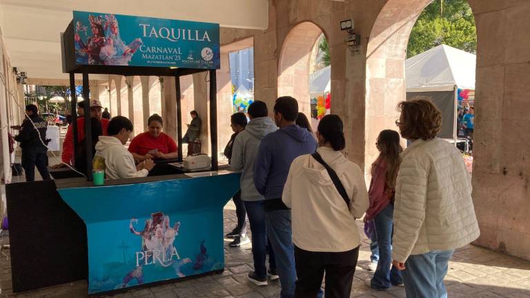 La gente acude al módulo en Palacio Municipal a adquirir sus boletos para el Carnaval.