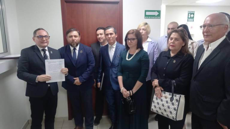 El Rector de la UAdeO Pedro Flores Leal presenta en el Congreso del Estado la propuesta para reformar la Ley Orgánica.