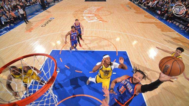 Jalen Brunson busca los dos puntos ante la marca de Myles Turner.
