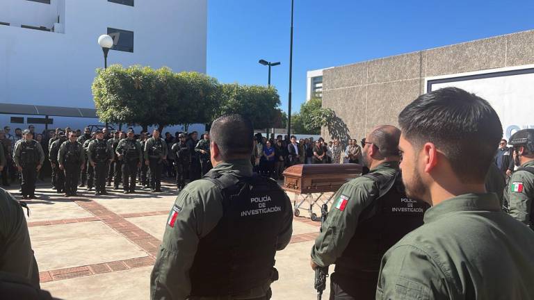 El homenaje se celebró en la Plaza Cívica de la Fiscalía cuando movilizaron el féretro frente a los familiares y compañeros del joven agente.