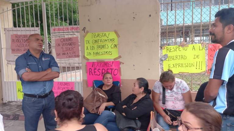 Toma de la escuela Primaria José G. Gutiérrez, en Escuinapa.
