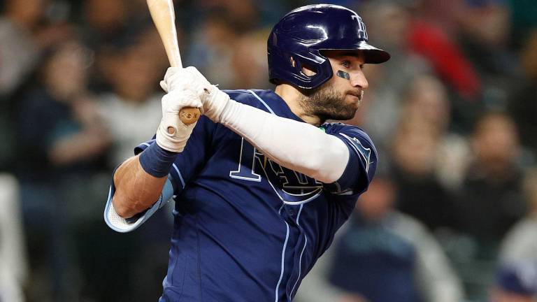 Kevin Kiermaier llega a Azulejos de Toronto.