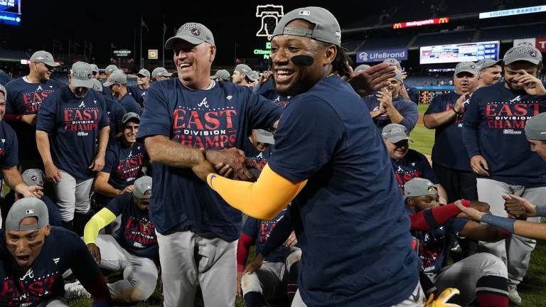 Bravos celebran su gallardete.