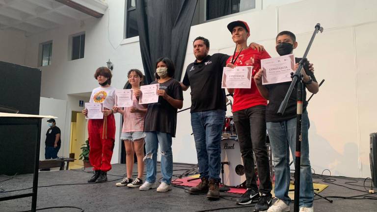 Entregan constancias a los alumnos que participaron en los diferentes talleres en el Museo de Arte de Mazatlán.