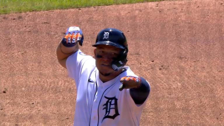 Miguel Cabrera festeja su jonrón.