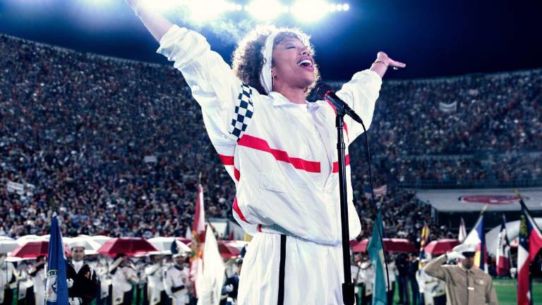 La actriz Naomi Ackie da vida a la cantante estadounidense Whitney Houston.