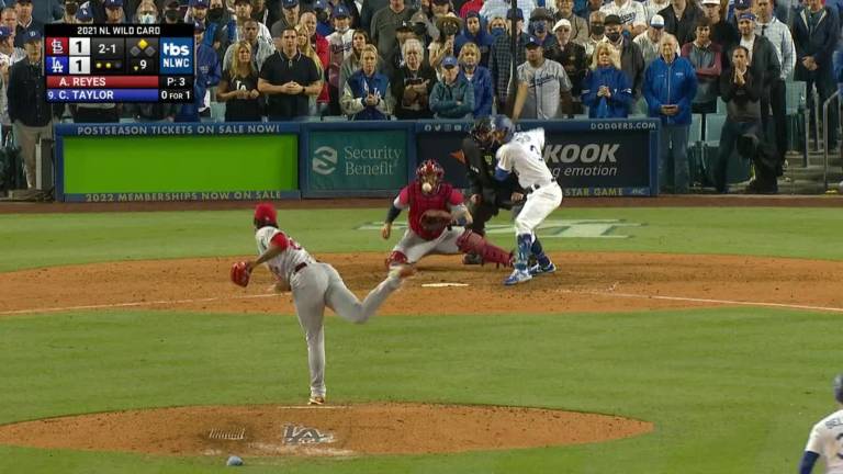 Chris Taylor conecta el jonrón del triunfo.
