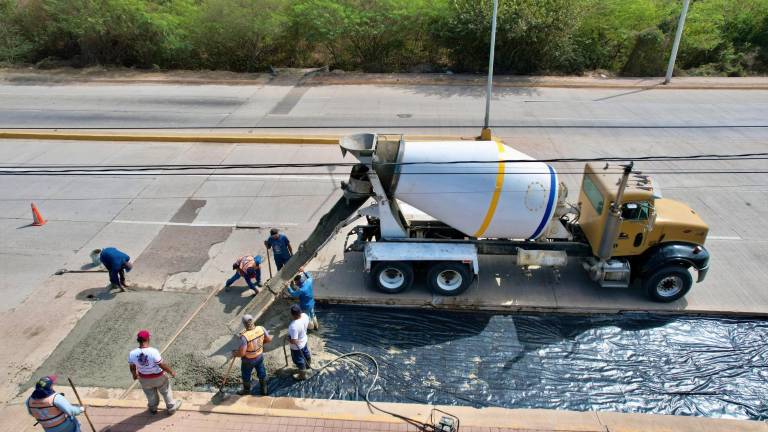 Personal de Obras Públicas realizó las labores de colado en la reposición de losas de concreto de la Avenida Peche Rice.