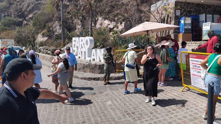 En lunes del Carnaval, el Faro Mazatlán registra una alta afluencia de visitantes.