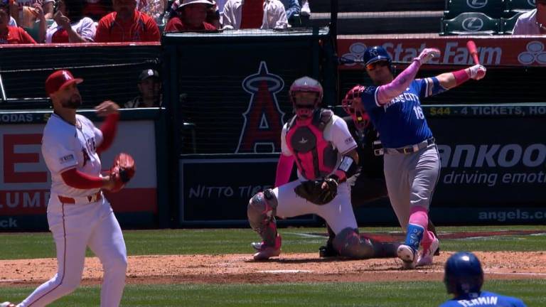 Patrick Sandoval fue maltratado en el cuarto inning.