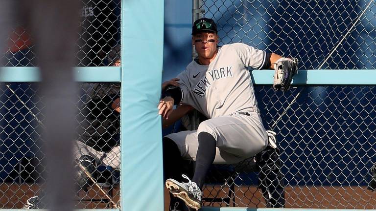 Aaron Judge se lesiona tras su gran atrapada.