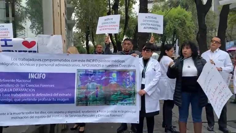 Trabajadores del Instituto de Ciencias Forenses de la CDMX (INCIFO) se manifiestan en las inmediaciones de la Ciudad Judicial.