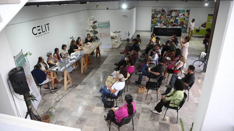 En la mesa participan Ana Belén López, Gloria Manyula, Roxana Xamán, Jox Castelo, Dheyna Brito, Elena Méndez y Silvia Michel, moderadas por las escritoras Claudia Islas y Cesia Moreno.