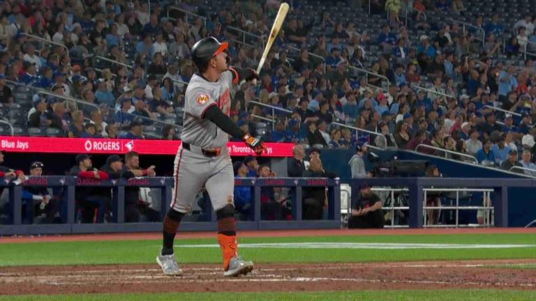 Ramón Urías botó la pelota en el triunfo de los Orioles en Toronto.