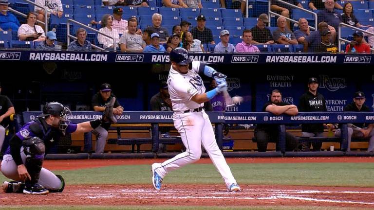 Isaac Paredes se vuela la pelota.