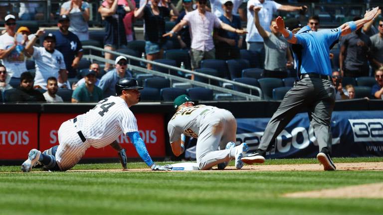 Gary Sánchez, de los Yanquis, llega safe a la antesala.
