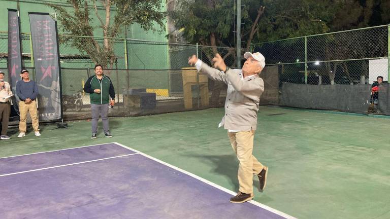 Mario López Millán realizó el primer saque del torneo en las canchas del Club Muralla.