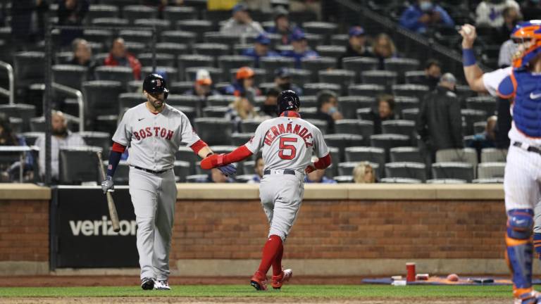Kike Hernández es felicitado tras anotar una carrera para los Medias Rojas.