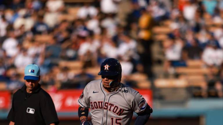 Isaac Paredes se la vuela a la primera.