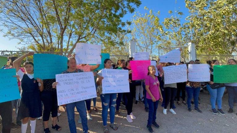 Padres y alumnos se manifestaron afuera de la secundaria.