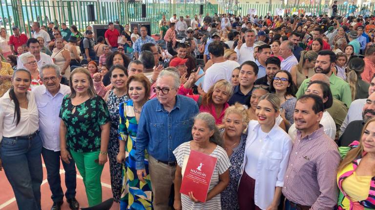 Entrega de escrituras a familias de Mazatlán.