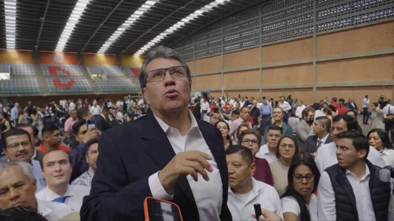 Ricardo Monreal y sus compañeros legisladores en la sede alterna donde sesionan para la discusión de la reforma judicial.