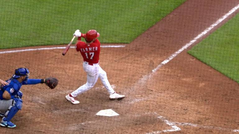Kyle Farmer batea de 4-4 con dos jonrones.