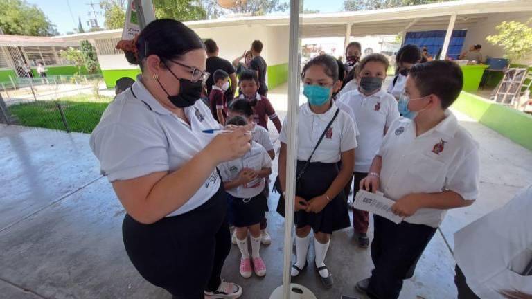 El sector salud llama a mantener el uso del cubrebocas en la niñez.