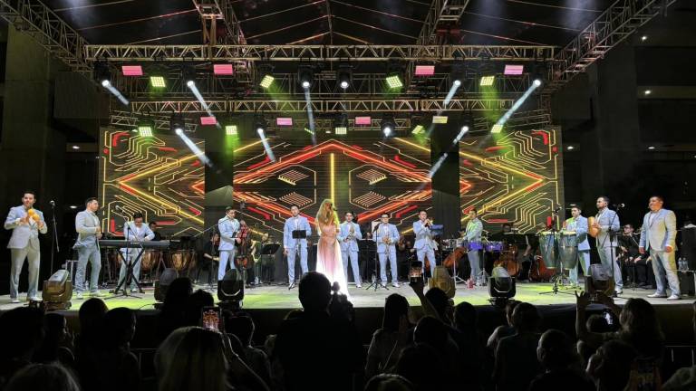 La Sonora Santanera junto con la Orquesta Sinfónica Sinaloa de las Artes, despiden el Festival Cultural Sinaloa 2023 en un magno concierto realizado en la explanada de la Unidad Administrativa, en Culiacán.