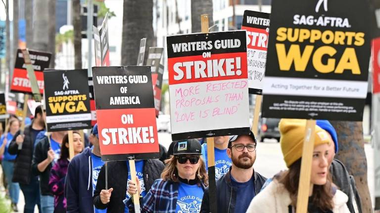 Actores de Hollywood se unieron a la huelga de guionistas.