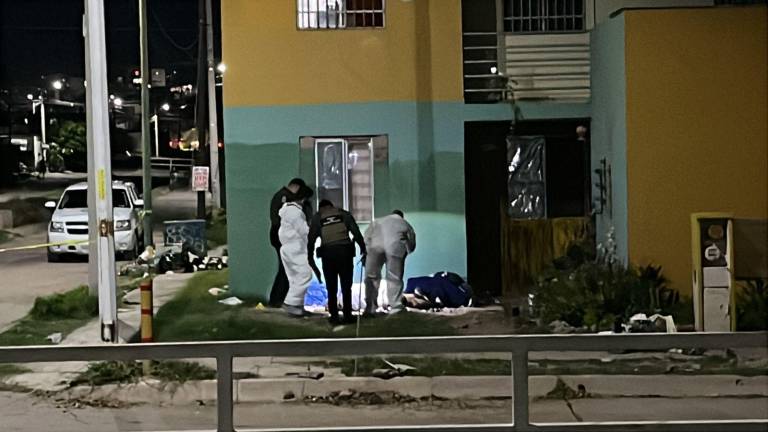 Autoridades resguardaron el sitio del ataque, ocurrido frente al domicilio de la víctima en el sur de Culiacán.