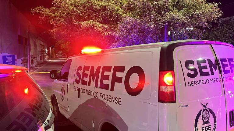 El hallazgo se registró cuando un transeúnte que pasaba por la zona observó el cadáver y dio aviso a las autoridades.